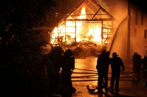 Scheune brennt nach Blitzschlag nieder